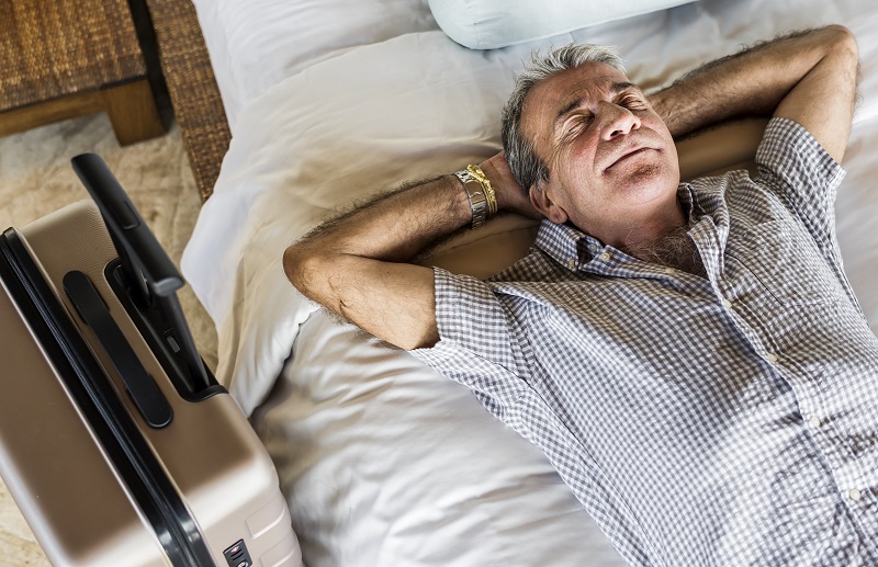Senior-Mann-Schlafen-auf-einem-weissen-Bett